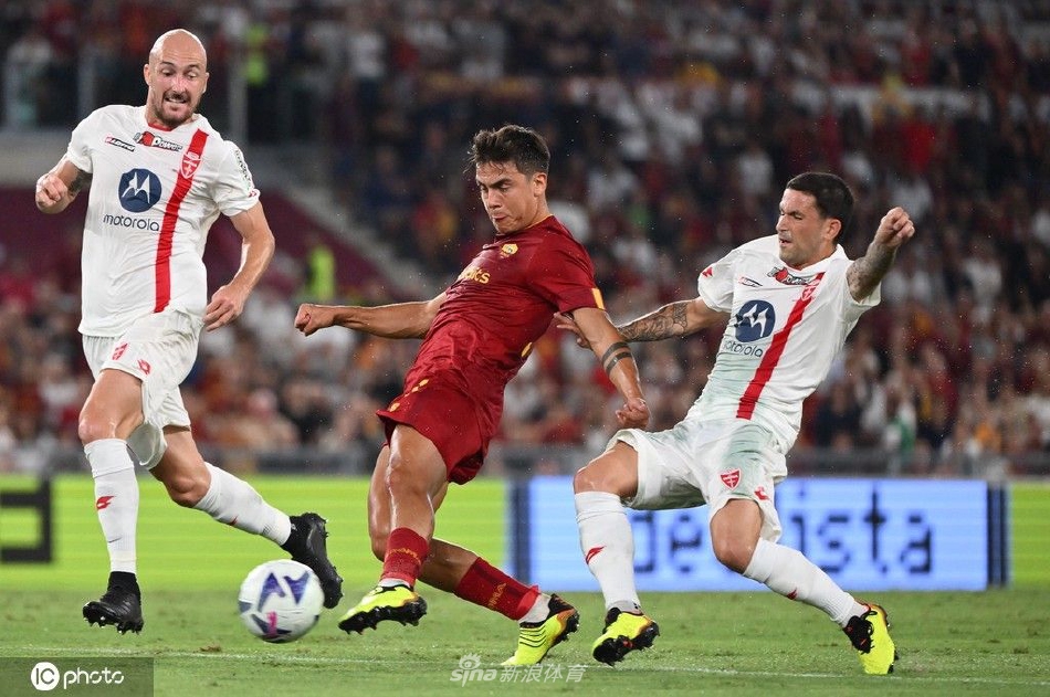 罗马全队围在一起庆祝胜利，穆里尼奥的球队展现出强大的团队凝聚力