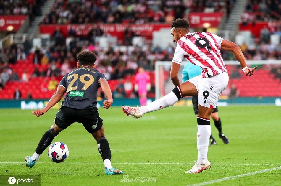 进球瞬间，斯托克城球员狂奔庆祝，与赶来拥抱的队友激动相拥，身后是看台上陷入狂喜的主队球迷海洋。