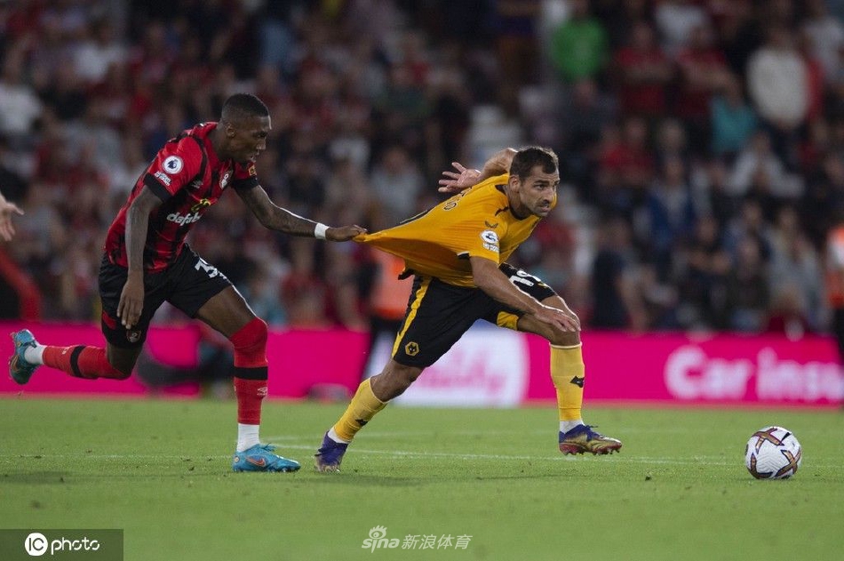 狼队前锋与伯恩茅斯后卫在禁区内激烈争顶，肌肉碰撞瞬间，皮球划过空中轨迹难以预测。