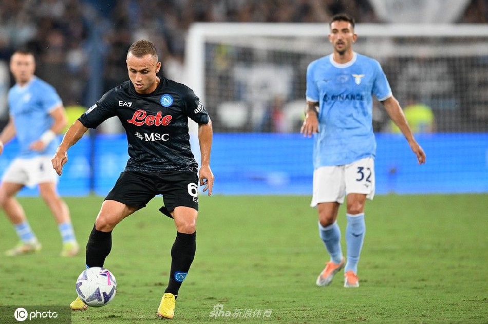 那不勒斯后卫金玟哉力压防守球员，高高跃起头槌破门瞬间，皮球应声入网扳平比分