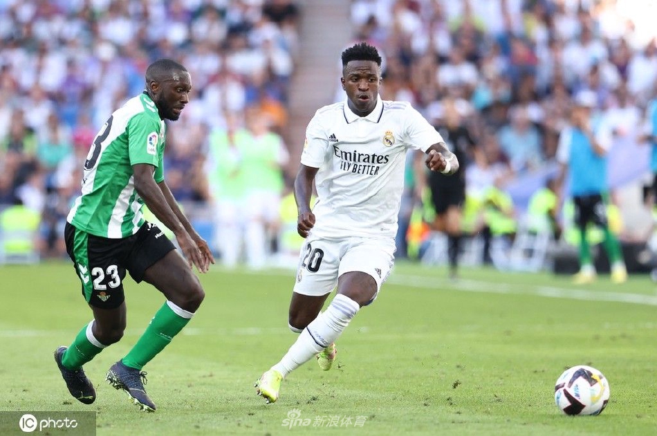 皇马球星本泽马与贝蒂斯后卫激烈拼抢，展现出顶级对决的力量与技巧