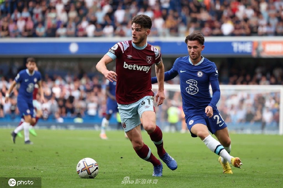 VAR介入后，西汉姆联球员科内特原本的狂喜庆祝瞬间凝固，脸上写满了困惑与难以置信。