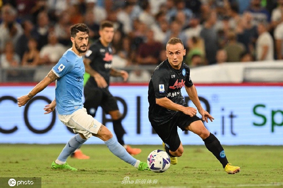 比赛终场哨响，拉齐奥球员落寞退场，与远处欢庆的那不勒斯将士形成鲜明对比