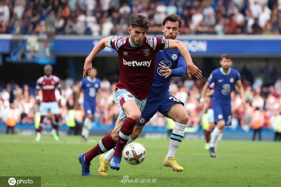 切尔西球员紧紧拥抱在一起庆祝来之不易的胜利，而远处是黯然神伤的西汉姆联球员。