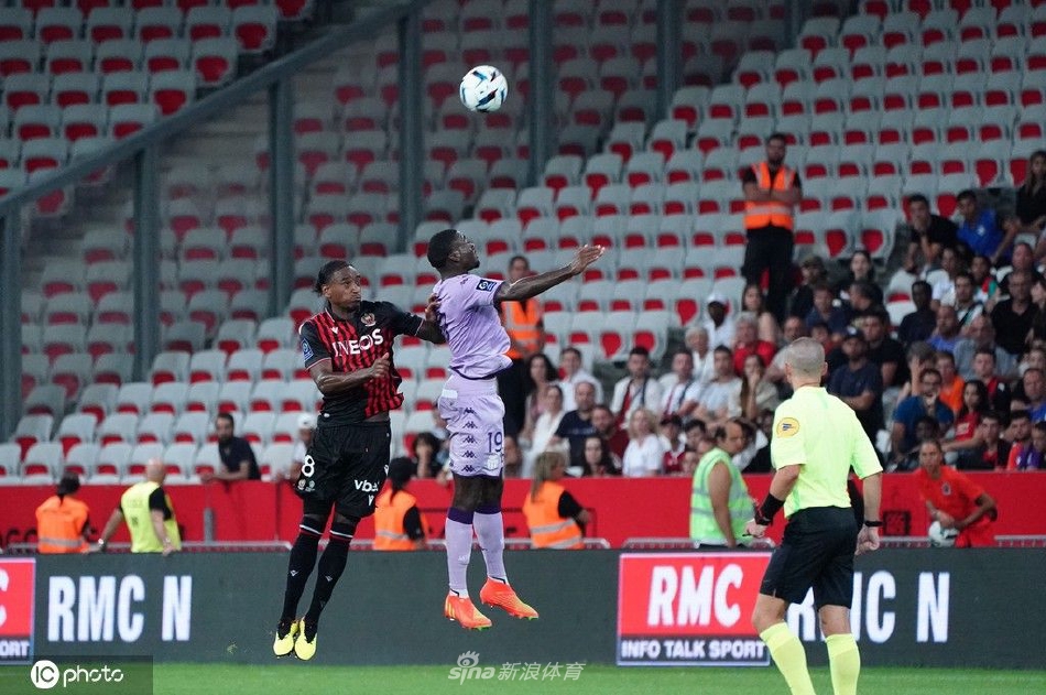 摩纳哥球员在终场哨响后激动地拥抱庆祝，脸上洋溢着胜利的喜悦，这场艰难的客场胜利对他们而言如同久旱甘霖