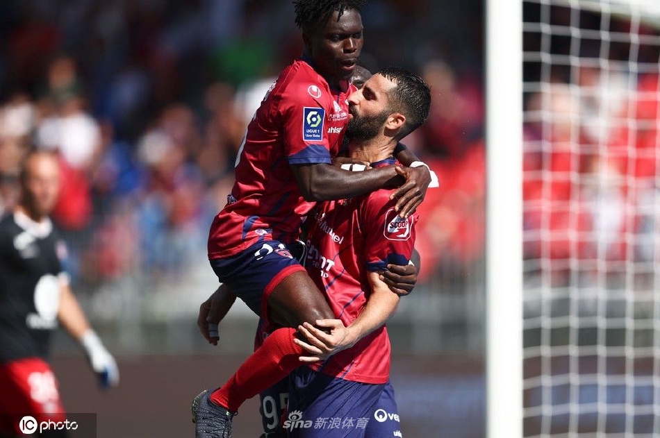 克莱蒙前锋如猎豹般突入禁区，图卢兹后卫奋力回追，两人身影在绿茵场上划出激烈的轨迹。