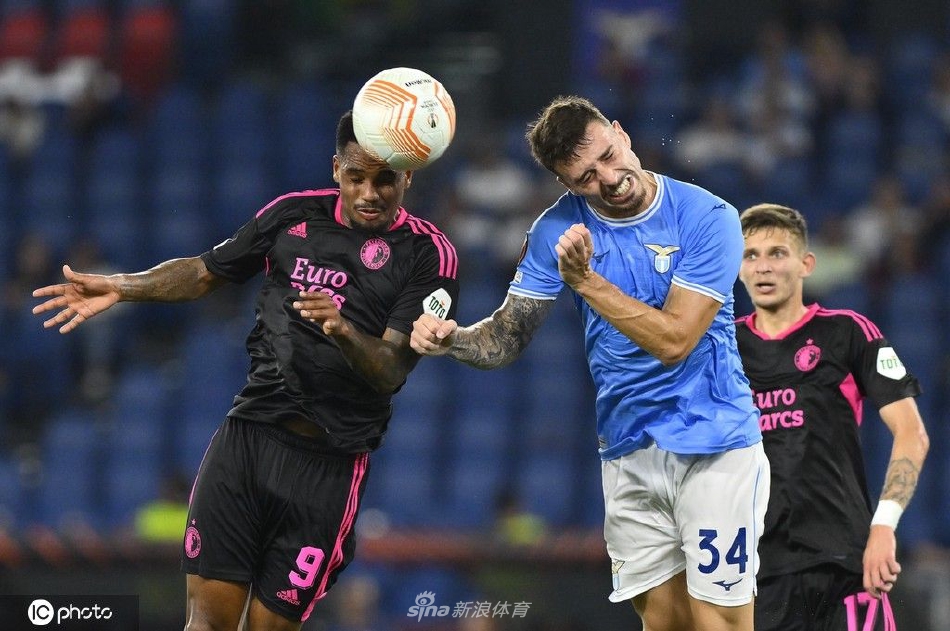 费耶诺德前锋圣地亚哥·希门尼斯主罚点球命中后，与队友击掌相庆，他的进球吹响了球队反击的号角。