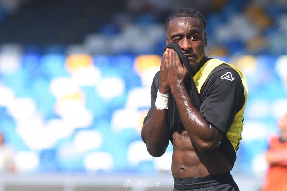 斯帕莱蒂神情专注，单膝跪地在场边指挥，手势有力，仿佛在将他的战术意志注入场上每一名球员