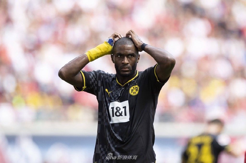 莱比锡红牛竞技场看台上，数万主场球迷挥舞旗帜，营造出震撼的主场氛围，成为球队摧枯拉朽胜利的坚强后盾。