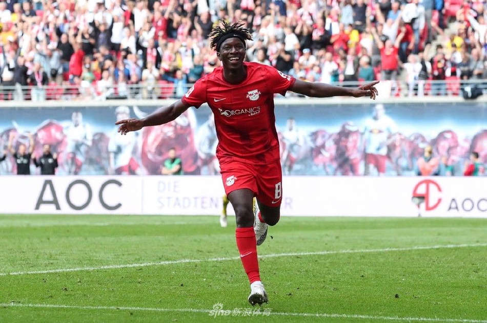 莱比锡球员在攻入第三球后激动地拥抱在一起庆祝，场边的主教练马尔科·罗泽握拳怒吼，释放着内心的激情。