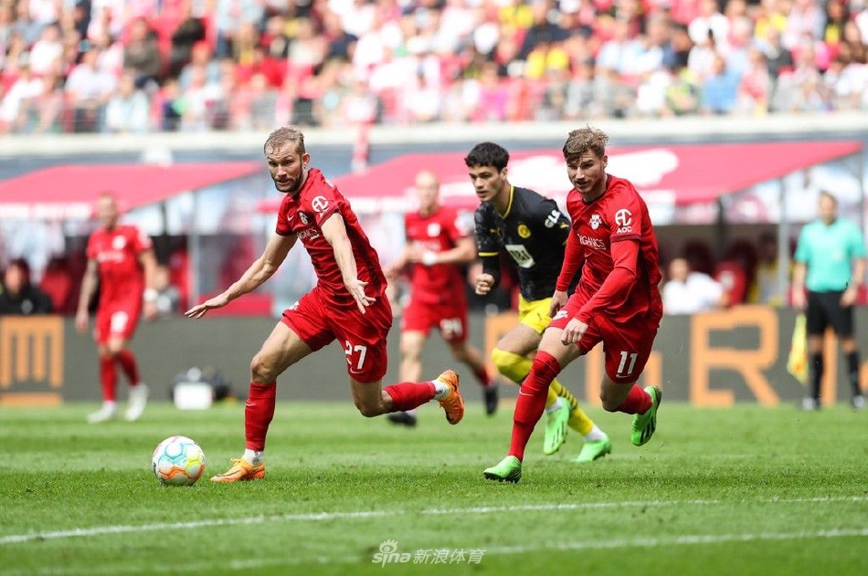 多米尼克·索博斯洛伊在禁区外突施冷箭，踢出一记直挂球门右上死角的世界波，多特蒙德门将望球兴叹。