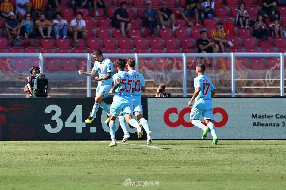 蒙扎门将迪格雷戈里奥飞身侧扑，单手将莱切队一记势大力沉的射门挡出底线