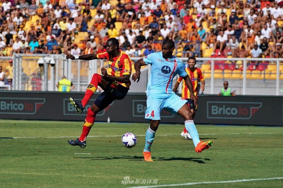 莱切主场维亚马雷球场全景，看台上坐满了身穿红色球衣的主队球迷，形成一片热情的海洋