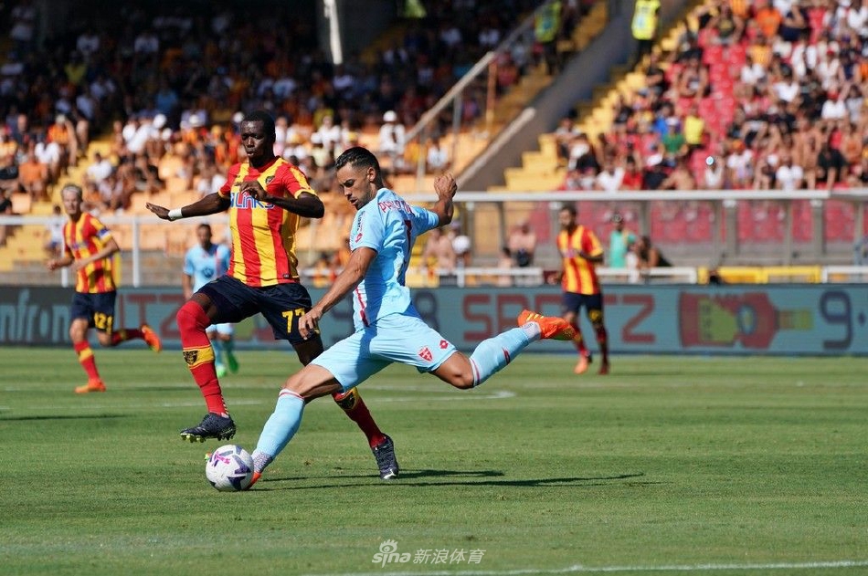 蒙扎队森西主罚任意球瞬间，他专注助跑准备起脚，人墙中的莱切球员奋力起跳试图封堵