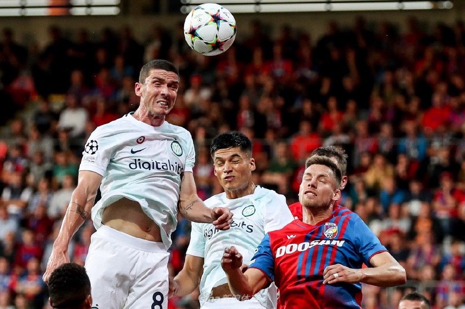 国际米兰球员与比尔森胜利球员在中场展开激烈拼抢，双方寸土不让，球场气氛瞬间点燃