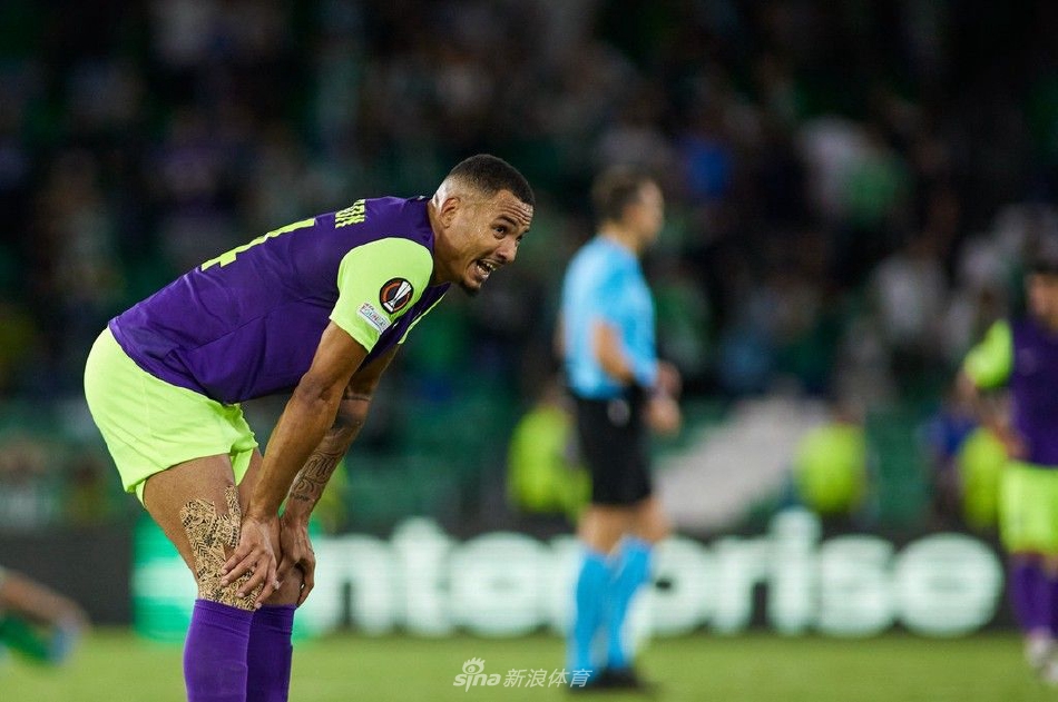 比赛结束后，贝蒂斯球员围成一圈相互鼓舞，庆祝这场来之不易的胜利