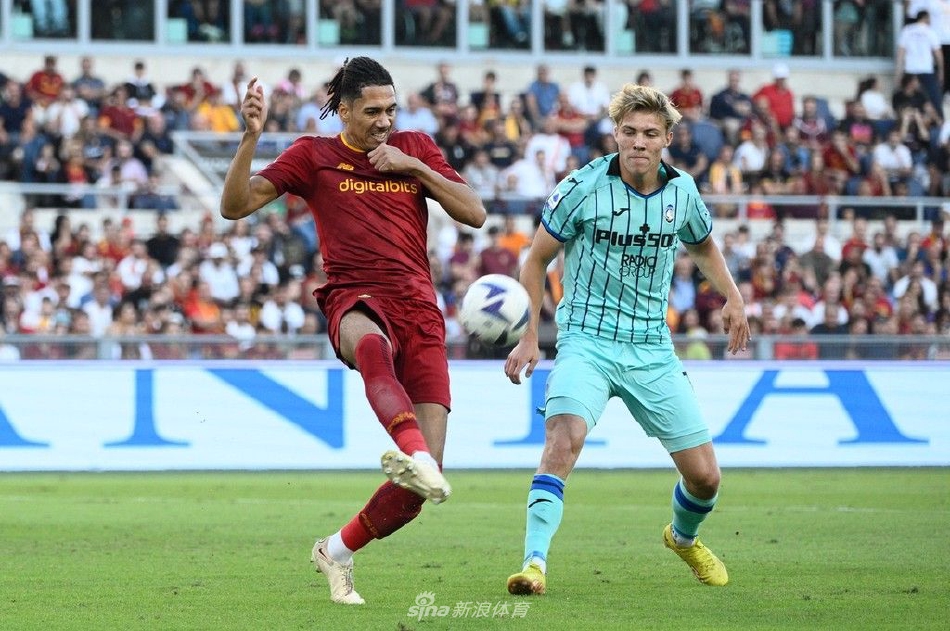 罗马主教练穆里尼奥在场边情绪激动地向裁判做出抗议手势，他的表情严肃而愤怒，随后因这次过激的抗议行为被主裁判出示红牌罚离场边。