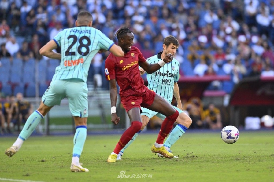 罗马队前锋塔米·亚伯拉罕在错失一次绝佳的单刀球机会后，跪在草皮上，双手掩面，神情中充满了懊恼与沮丧。