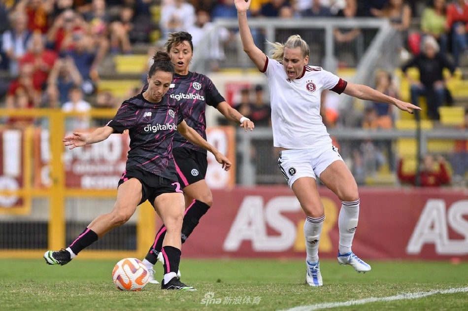 进球功臣安德雷萨与队友紧紧相拥庆祝，全队上下团结一心的氛围是前进的最大动力。