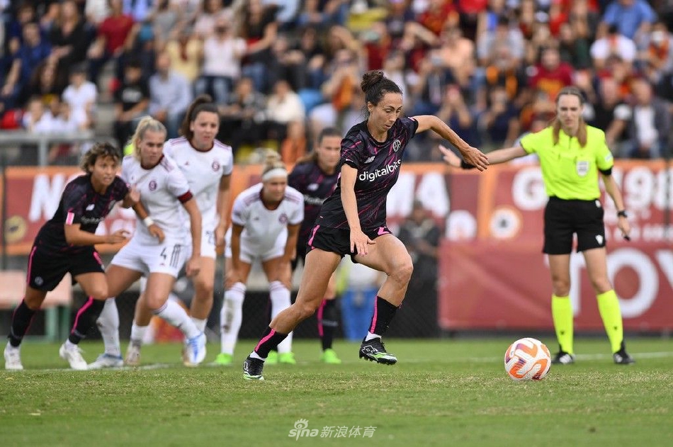 罗马队球员在中场展开精妙配合，用流畅的传导控制了比赛节奏，展现了成熟的战术素养。