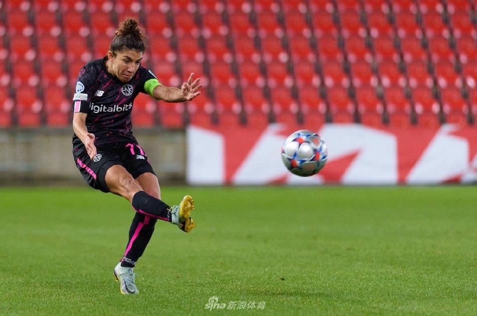 罗马队球员在进球后紧紧拥抱庆祝，场边教练组与替补队员振臂欢呼