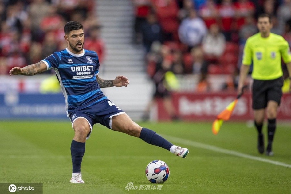 斯托克城后卫菲尔·贾吉尔卡在打入乌龙球后神情沮丧，弯腰双手撑膝难以释怀