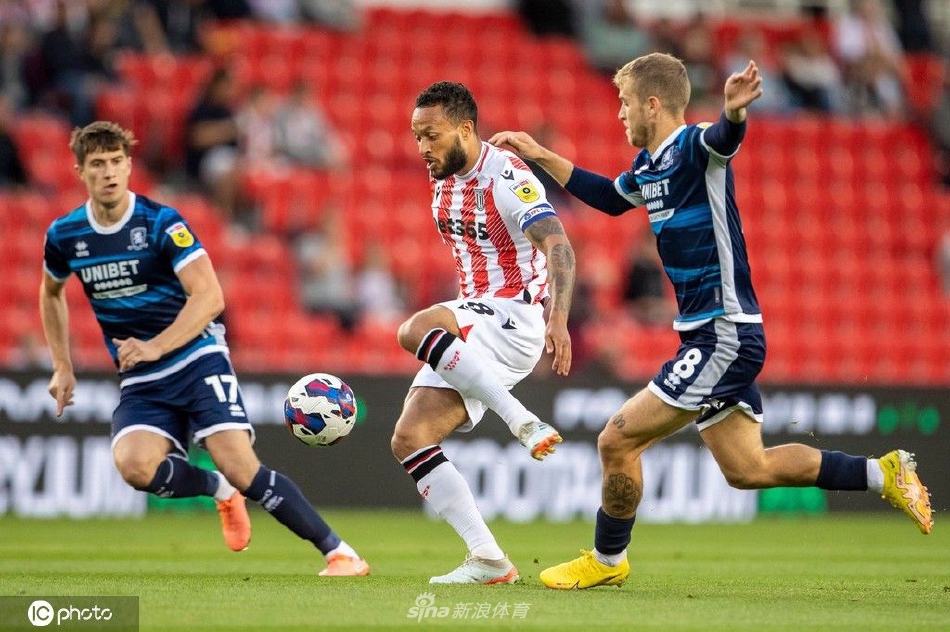 斯托克城小将D'马吉奥·赖特-菲利普斯飞身鱼跃头球破门，打入绝平进球瞬间