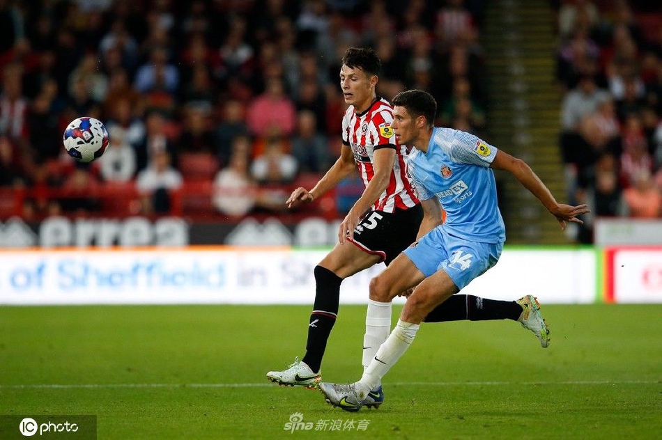 桑德兰球员主罚任意球瞬间，人墙高高跃起，皮球划出弧线直飞球门，门将飞身扑救惊险万分。