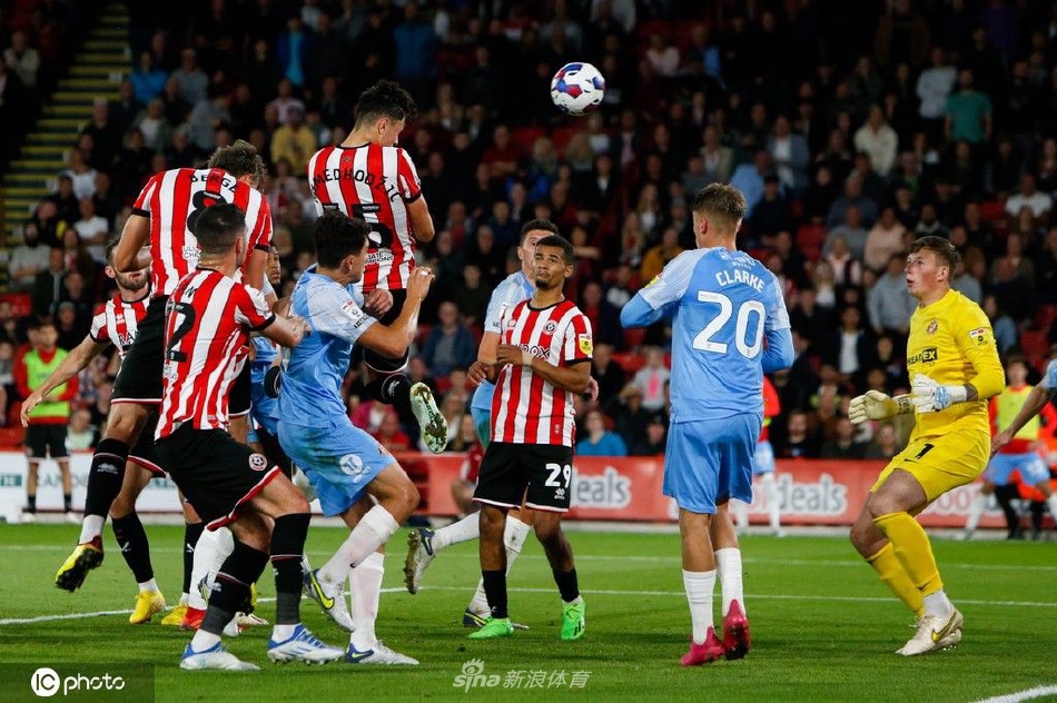 终场哨响，谢菲联球员围成一圈向主场球迷鼓掌致谢，看台上响起雷鸣般的掌声与歌声，场面温馨动人。