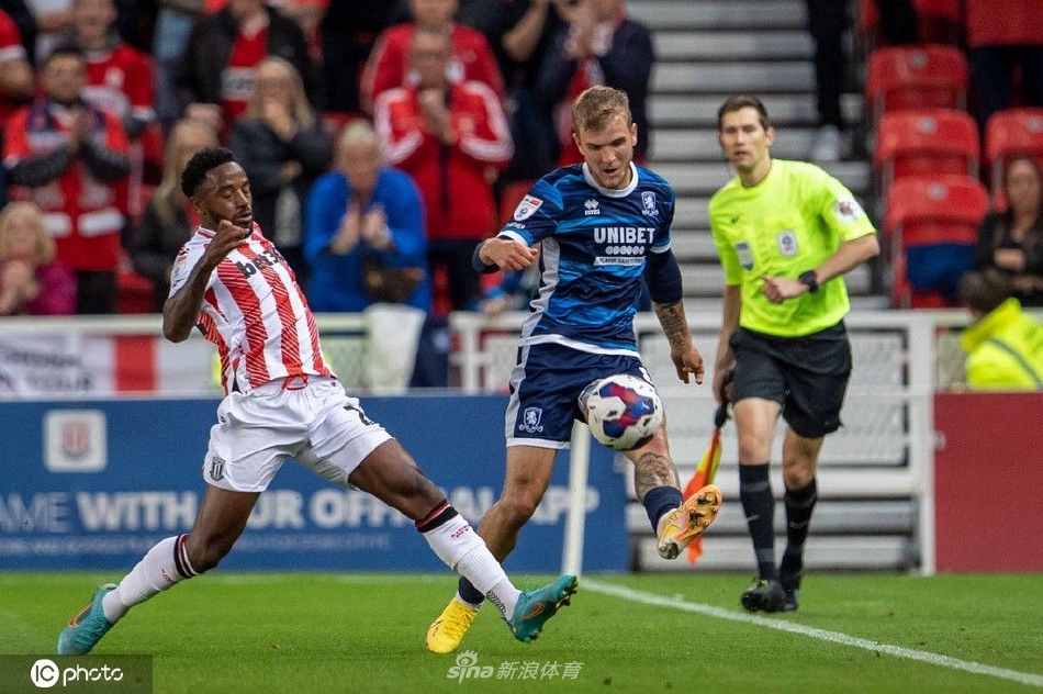 夜幕下的bet365球场灯火辉煌，看台上座无虚席，共同见证了这场跌宕起伏的进球大战