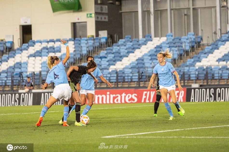 皇马女足进球后全队相拥庆祝的画面，进球的功臣被队友们团团围住，每个人脸上都洋溢着纯粹的喜悦与激动，团队凝聚力在这一刻熠熠生辉。