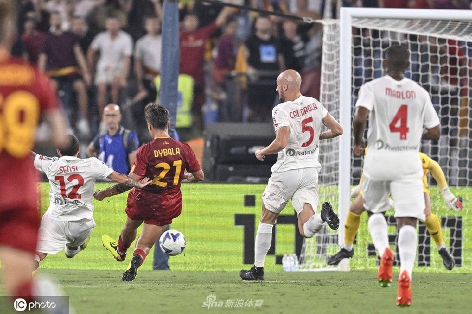 迪巴拉灵巧摆脱防守队员，在禁区边缘起脚劲射，皮球划出精准弧线