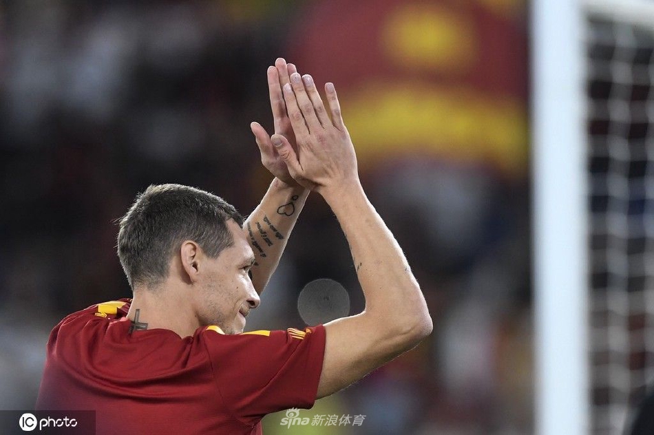 贝洛蒂正向教练席方向专注聆听，神情严肃认真，仿佛在仔细接收最后的战术指示，展现出对教练安排的绝对尊重与执行态度。