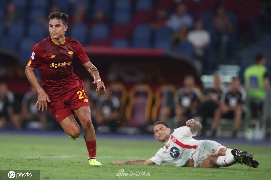 迪巴拉打进第二球后与队友亚伯拉罕紧紧拥抱，庆祝默契的连线配合