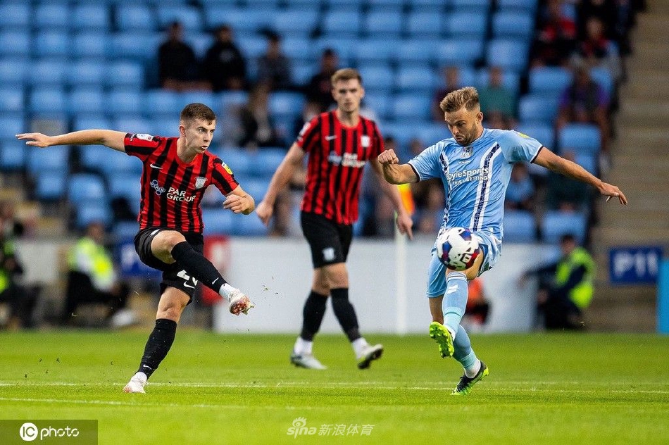 考文垂队主教练马克·罗宾斯在场边焦急指挥，神情专注地注视着场上局势。