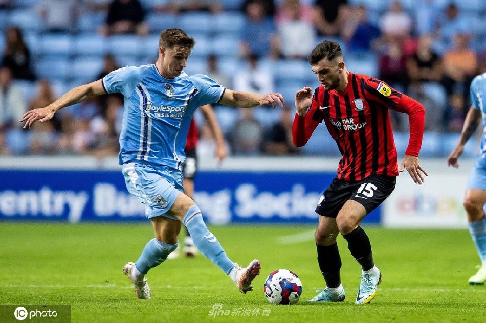 夜幕下的考文垂理光运动场全景，灯光璀璨，看台上坐满了身着主队蓝色球衣的球迷。