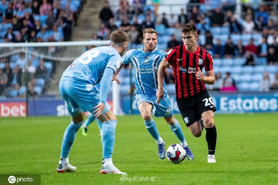 普雷斯顿球员埃米尔·里斯-雅各布森进球后张开双臂，在考文垂理光运动场的夜色下狂奔庆祝。