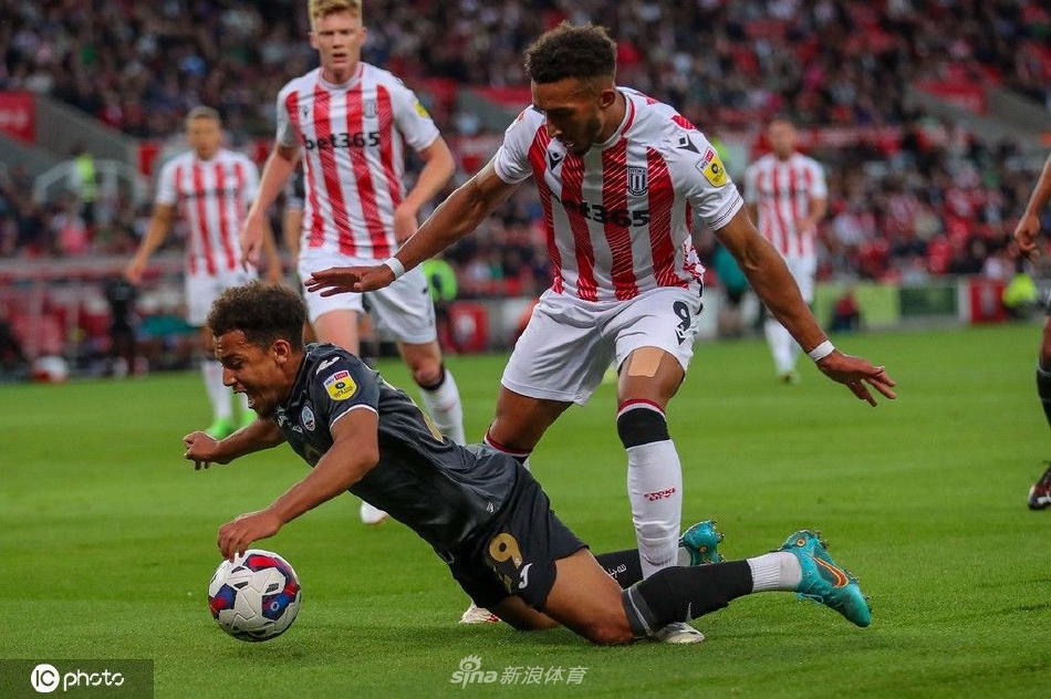 赛后双方球员交换球衣，汗水与雨水浸透的战袍紧紧相握，体现了竞技体育中对抗后的尊重与友谊。