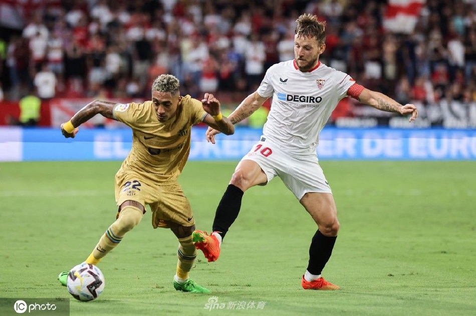 巴萨后卫埃里克·加西亚打入第三球后，狂喜地奔向角旗区滑跪庆祝，队友们从四面八方飞奔而来。