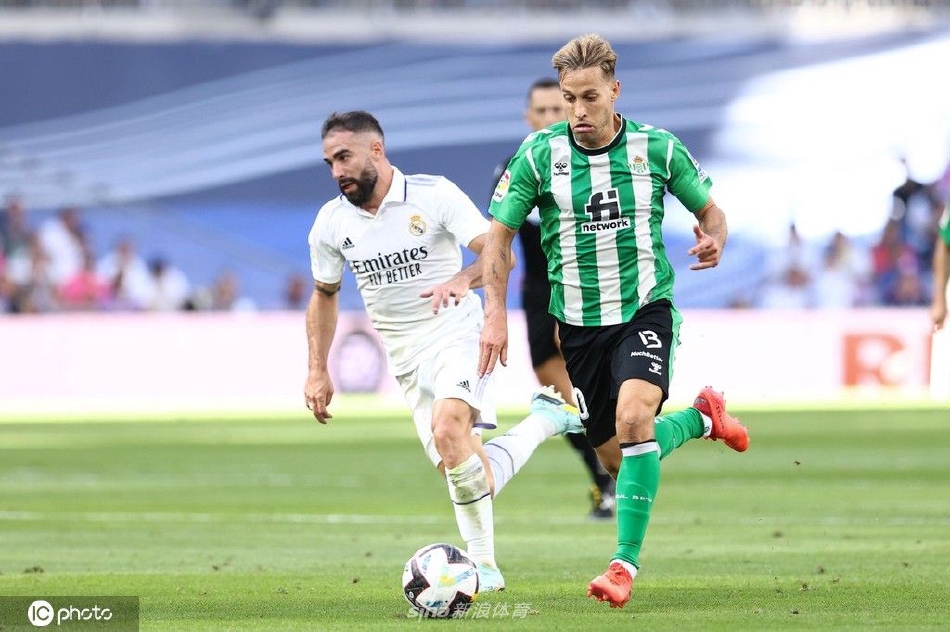 皇家马德里前锋维尼修斯带球突破，如一道白色闪电撕开对手防线