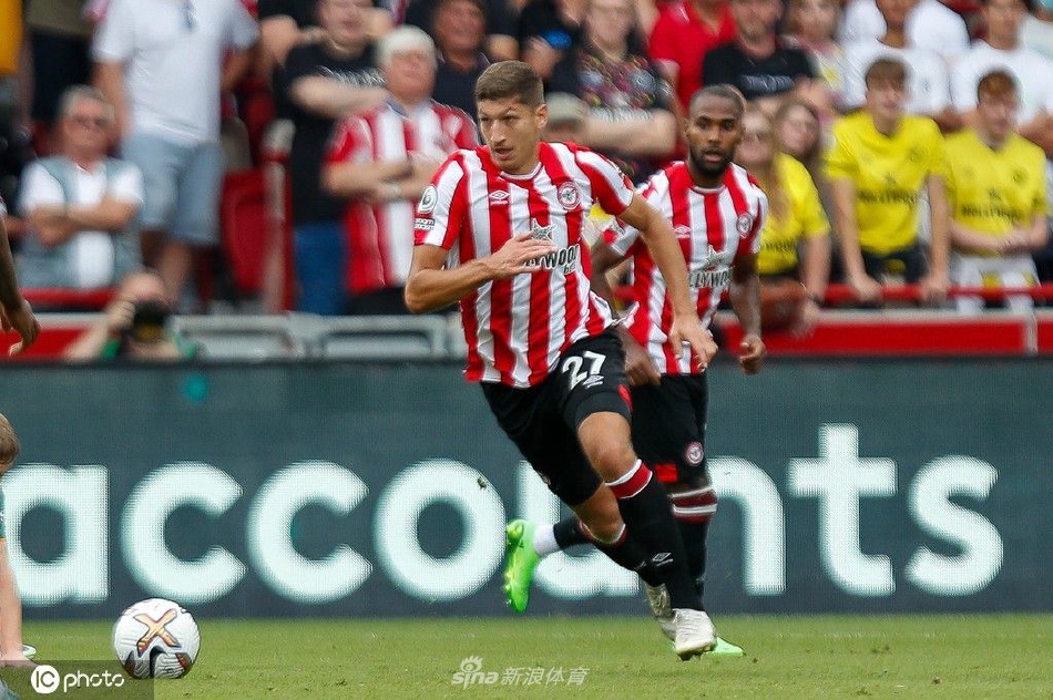 利兹联球员罗德里戈破门后挥拳怒吼，为客队打入挽回颜面的一球，脸上写满不甘。