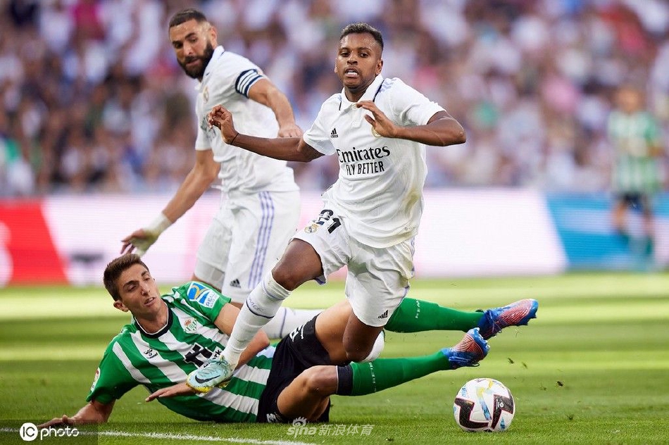 进球功臣罗德里戈张开双臂奔向角旗区庆祝，身后是激动追逐的队友