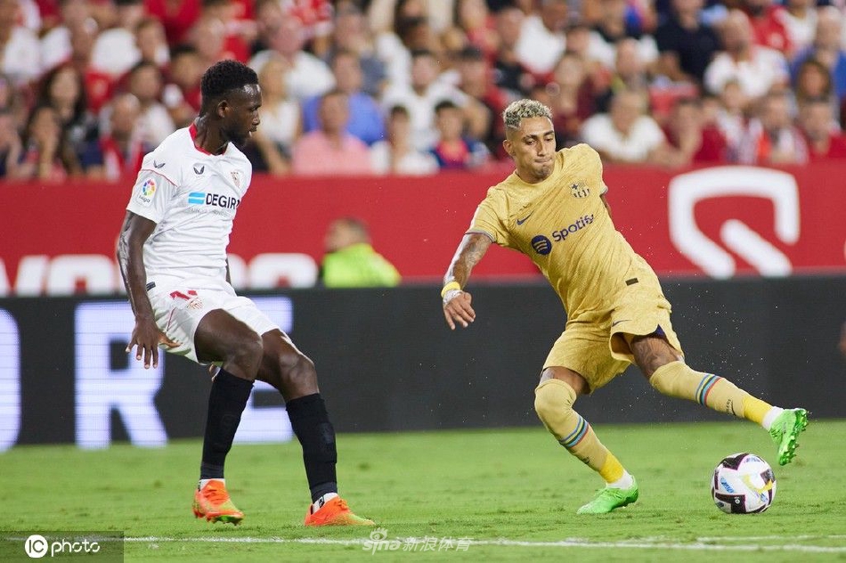 巴萨众将围拢在一起庆祝第二个进球，核心莱万多夫斯基正笑着与建功的拉菲尼亚热烈交谈。