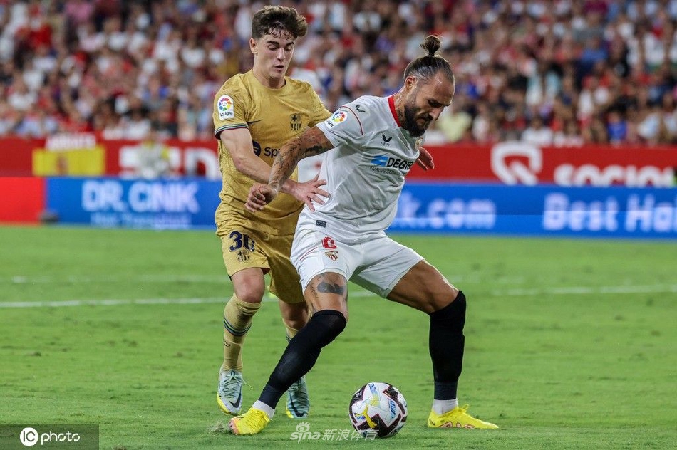 比赛结束后，巴萨球员们手拉手走向客队看台，向远道而来的球迷们致谢，分享胜利的喜悦。