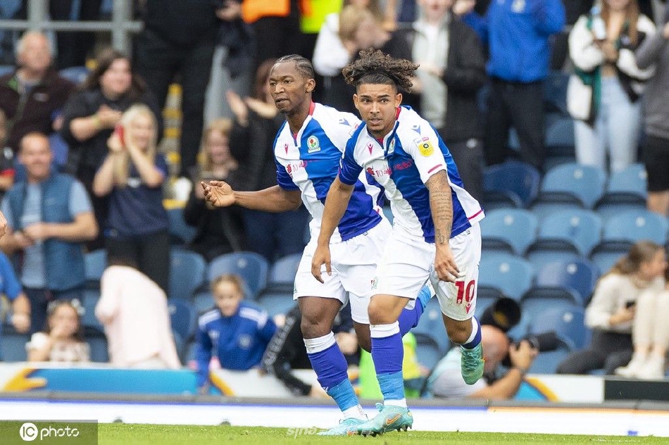 布里斯托尔城前锋纳基·威尔斯带球突破，面对防守球员冷静观察场上局势。