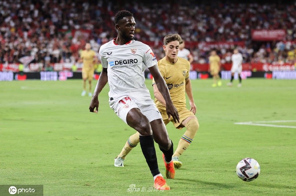 巴萨中场天才加维在比赛中与塞维利亚球员激烈拼抢，展现出不惧对抗的顽强斗志。