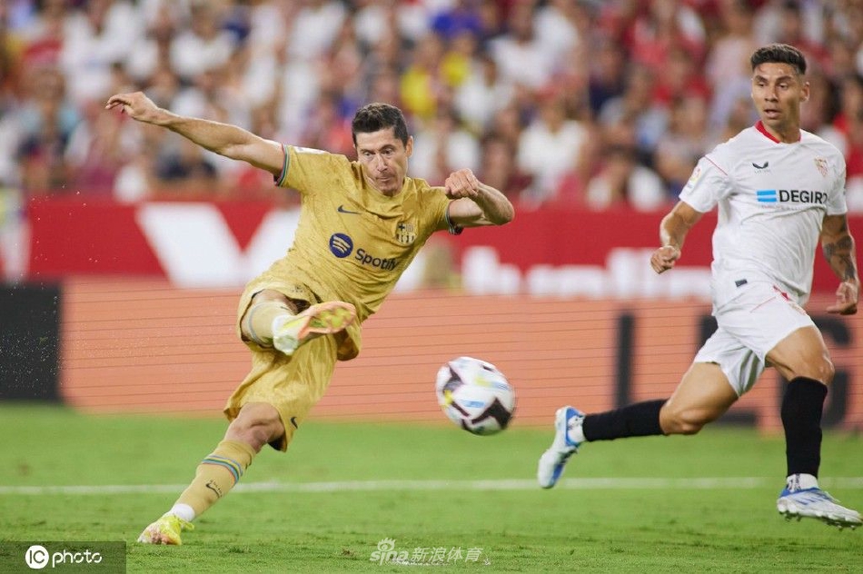 巴萨主帅哈维在场边全神贯注地指挥比赛，双手比划着向场内球员传达战术指令。