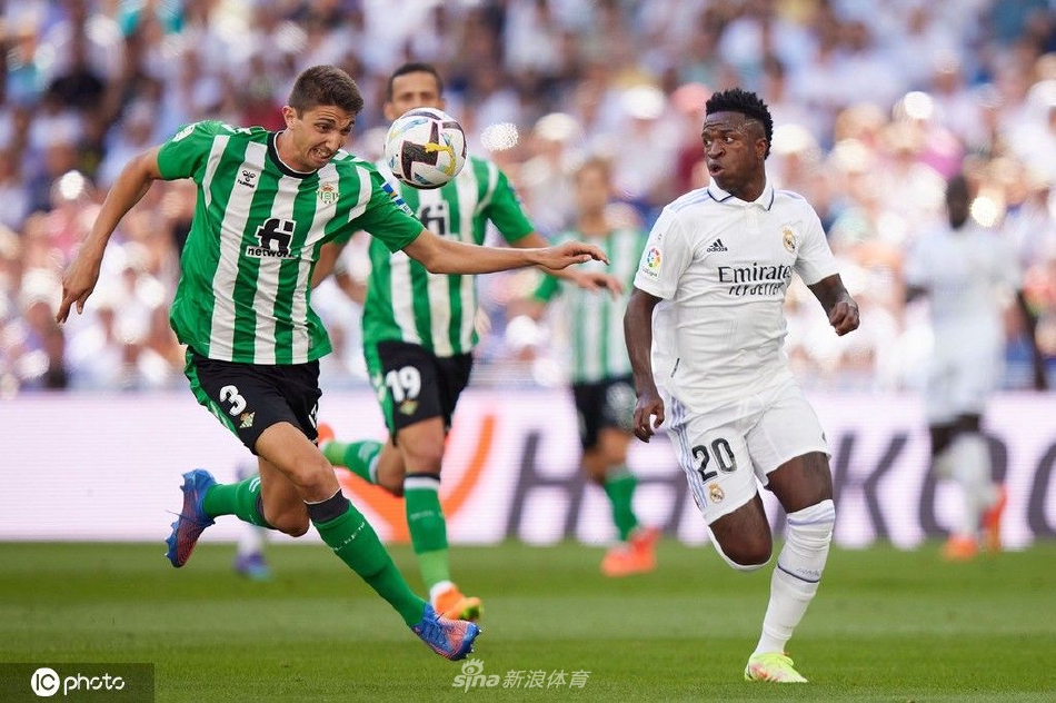 皇马众将赛后围拢在一起相互击掌鼓励，脸上洋溢着胜利的喜悦