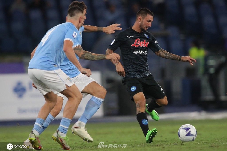 那不勒斯全队赛后围拢在一起相互鼓舞庆祝胜利，展现了强大的团队凝聚力