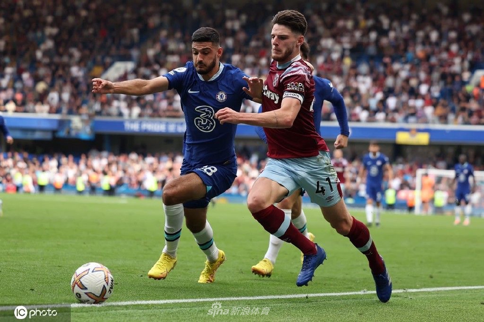 本·奇尔韦尔打入扳平进球后张开双臂奔跑庆祝，背景是陷入沸腾的蓝色主场看台。